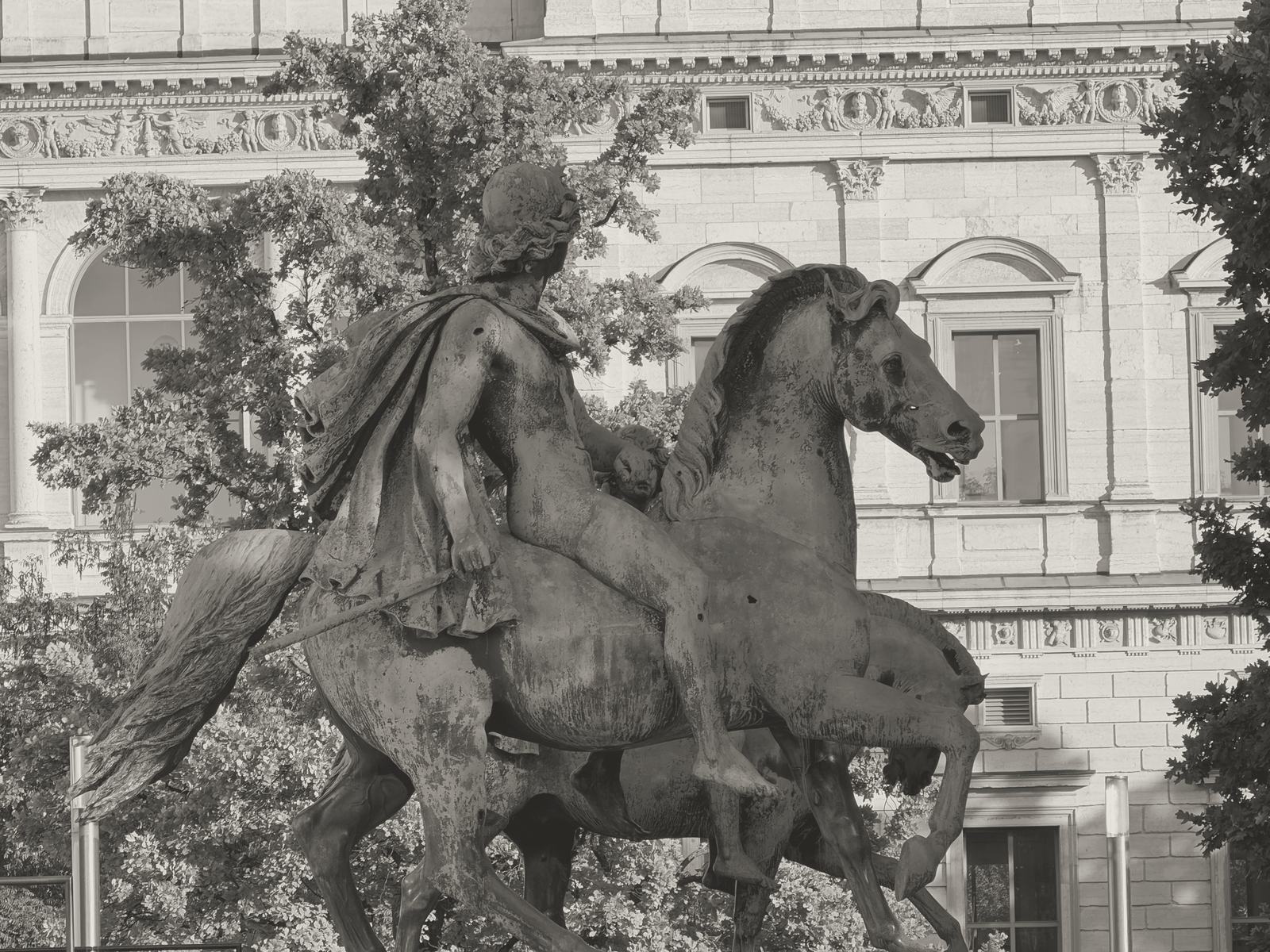 Dioscuri riders in front of the portal