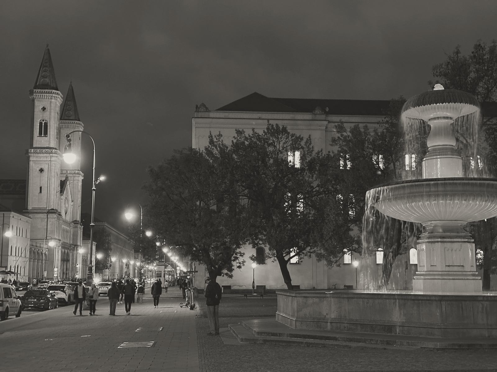 Brunnen bei Nacht, dahinter die Ludwigskirche