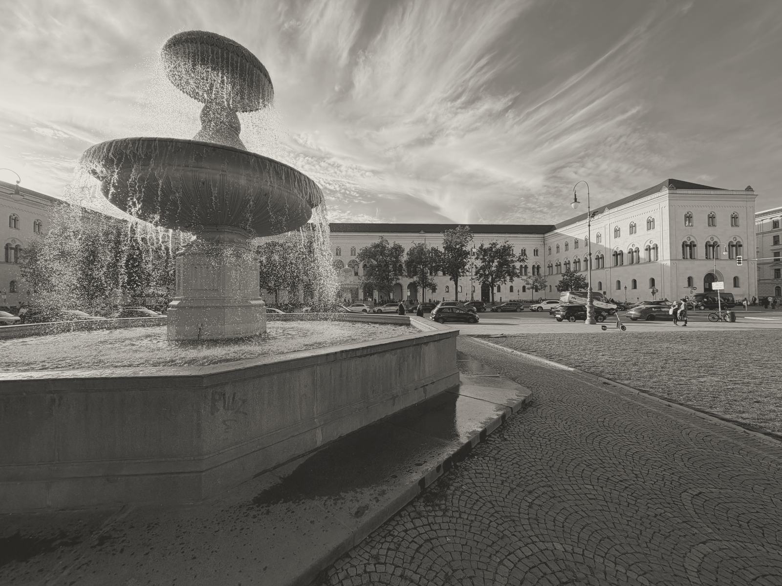 Brunnenschale und Hauptgebäude